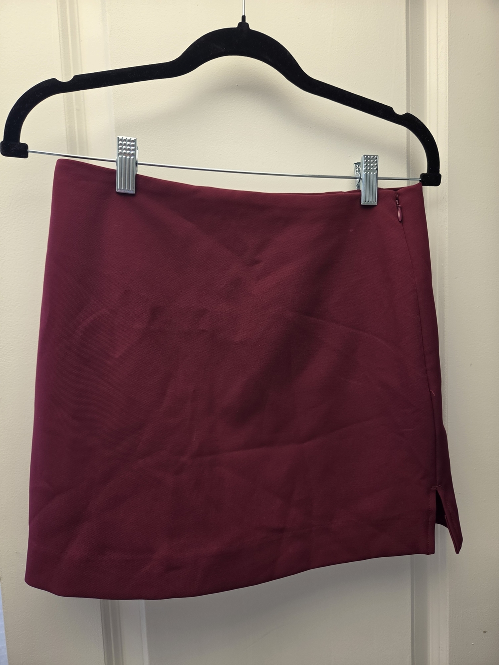 NWT Express Burgundy Maroon Wine Solid Skirt Sz 4 Side Zip Slit Short Regular